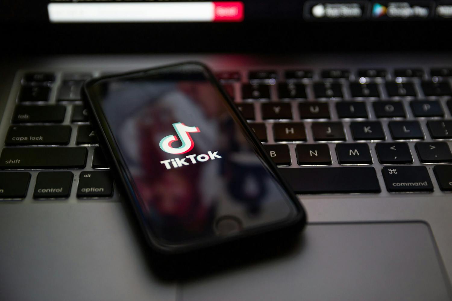 TikTok fungerer både til smarttelefon og datamaskin.